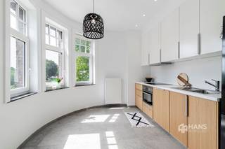 <p><span>Instapklaar appartement (73 m²) met 1 slaapkamer en tuin (17 m²) in Mortsel.</span></p><p><span>In een rustige eenrichtingsstraat in het centrum van Mortsel bevindt zich dit charmante appartement, dat deel uitmaakt van een karaktervol hoekgebouw met statige art deco-invloeden. Dankzij de centrale ligging woon je hier op wandelafstand van winkels, scholen en openbaar vervoer.</span></p><p><span>Het appartement is gelegen op de eerste verdieping van een kleinschalig gebouw met beperkte vaste kosten. Het dak is conform geïsoleerd en een extra troef is de privatieve inkomhal op het gelijkvloers, ideaal als praktische vestiaire voor jassen en schoenen.</span></p><p><span>Op de eerste verdieping loopt de gang centraal door het appartement en verbindt ze alle ruimtes. Verder beschikt het appartement over een aparte wc, een praktische berging/wasplaats en een verzorgd ingerichte badkamer (4 m²) met douchecabine en lavabomeubel.</span></p><p><span>De absolute blikvanger is zonder twijfel de lichtrijke leefruimte met open, volledig ingerichte keuken, goed voor een totale oppervlakte van 25 m². Dankzij de grote raampartijen geniet je hier van een aangename lichtinval en een gezellige sfeer. De volwaardige slaapkamer van 16 m² biedt voldoende ruimte en comfort.</span></p><p><span>De vaste kosten per maand bedragen €90 en omvatten privatief waterverbruik, syndicus, blokpolis & minuterie.</span></p><p><span>Tot slot beschik je nog over een privatieve kelderberging, een gemeenschappelijke overdekte fietsenstalling én een privatief stukje tuin van 17 m², een heerlijke extra om buiten te genieten.</span></p><p><span>Ben je op zoek naar een karaktervol en instapklaar appartement op een centrale locatie? Mis deze kans niet! Bewoonbare opp. 73 m² – ref.: bruto vloeropp. Voor meer info of een gratis schatting surf naar www.hansimmo.be</span></p><p><span> </span></p>