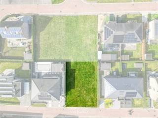 <p><span>- destinée à l'habitation ainsi qu'au commerce et aux services, à l'artisanat et aux petites entreprises, dans la mesure où ils sont compatibles avec l'environnement immédiat.</span></p><p><span>- destinée au développement résidentiel en général et aux entreprises agricoles</span></p><p><span> </span></p><p><span>Bâtiments ouverts :</span></p><p><span>Zonage principal : habitations unifamiliales</span></p><p><span>Zonage auxiliaire : commerce de détail, professions libérales et activités liées au voisinage dans le secteur des soins, avec un maximum de 30 % du volume du bâtiment</span></p><p><span>Hauteur maximale de la corniche : 6 m et au moins 4,5 m</span></p><p><span>Largeur de la maison : 8 m</span></p><p><span>La forme et la pente du toit sont libres</span></p><p><span>Matériaux et couleurs : les parties qui restent visibles doivent être construites avec les mêmes matériaux et de la même manière</span></p><p><span>La couleur et la nature des matériaux doivent s'intégrer esthétiquement dans l'environnement</span></p><p><span> </span></p><p><span>Garage à prévoir dans la maison et au moins 5 mètres de bande de jardin avant à la hauteur du garage</span></p><p><span>La bande de jardin doit être entourée d'une haie vive ou de panneaux de jardin en bois d'une hauteur maximale de 1,80 m</span></p><p><span>Garage séparé, locaux de stockage et/ou abris de jardin : max. 30 m² et toit avec une pente de 0 et 50°. Dans les mêmes matériaux que le bâtiment principal.</span></p><p><span>Garage séparé, débarras et/ou abris de jardin à 2 mètres de la limite du terrain</span></p><p><span>ou sur la limite du terrain en cas de garage relié au voisin (conception commune ou accord écrit requis)</span></p><p><span>Un abri de jardin en bois d'une superficie maximale de 10 m² peut être construit dans la zone de jardin à au moins 1 mètre de la limite du terrain</span></p><p><span>Bassin d'ornement et piscine de 30 m² maximum à 2 mètres de la limite du terrain.</span></p><p><span>Carport autorisé dans la bande latérale non constructible de 18 m² maximum et partiellement ouvert à l'avant et à l'arrière (à condition qu'il figure dans le permis de construire et qu'il soit cohérent avec l'architecture de la maison). S'il est situé sur la limite du terrain, il doit être intégré à la clôture.</span></p><p><span> </span></p><p><span>Une citerne d'au moins 5 000 litres doit être installée par habitation. Trop-plein avec dispositif d'infiltration sur la parcelle.</span></p><p><span>Bande entre la route et la propriété : gazonnée à l'exception de l'allée, du chemin piétonnier et du parking</span></p><p><span>.</span></p><p><span>Dans la bande de jardin avant : aucune construction n'est autorisée, elle doit être aménagée en jardin (exceptions : trottoir fonctionnel et panneau d'affichage, etc.)</span></p>