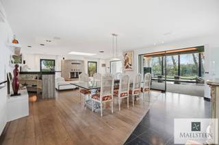 Op wandelafstand van het strand, in een mooie, stille residentiële buurt te Sint-Idesbald (Koksijde) heeft u deze luxueuze en energiezuinige villa...