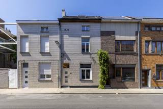 <p>Ruime, instapklare woning in een rustige straat in Ledeberg, vlak bij Gent: 163 m² bewoonbare oppervlakte, tot vijf slaapkamers, EPC B & een groot zonnig stadsterras.</p><p>De woning werd de voorbije jaren grondig vernieuwd. Keuken, badkamer & bureau werden recent volledig gerenoveerd, net als de mezzanine. Ook dak en plat dak, ramen achteraan & achterdeur zijn nieuw.</p><p>Gelijkvloers:<br />Inkomhal, living en eetplaats die samen een ruime woonzone vormen, keuken met rechtstreekse toegang tot het terras, apart toilet en badkamer. De badkamer werd twee jaar geleden volledig vernieuwd: inloopdouche, dubbele wastafel, twee inbouwkasten en plaats voor wasmachine en droogkast.</p><p>De absolute troef is het zonnige stadsterras met overkapping, met verrassend veel plaats om buiten te eten, te spelen of vrienden te ontvangen.</p><p>Eerste verdieping:<br />Twee slaapkamers.</p><p>Tweede verdieping:<br />Twee volwaardige slaapkamers, nu ingericht als dressing en bureau.</p><p>Mezzanine:<br />Vanuit het bureau leidt een trap naar een volledig gerenoveerde polyvalente ruimte, ideaal als vijfde slaapkamer, speel- of hobbyruimte. Enkel licht pleister- en schilderwerk resten nog.</p><p>Winkels, openbaar vervoer & belangrijke verbindingswegen liggen in de buurt. Gent-centrum is vlot bereikbaar.</p><p>Kijkweekend:<br />Zaterdag 17 en zondag 18 oktober, uitsluitend op afspraak via https://calendly.com/floristenstraat70/kijkdagen<br />Bod onder gesloten omslag tot woensdag 21 oktober om 22.00 uur.<br />De verkopers behouden het recht een bod al dan niet te aanvaarden.</p><p>Alle info, foto's en documenten: https://claude.ai/artifact/ERn7am6xUNozKGLoqjRo4v<br />Vragen: mail naar</p><p>- EPC: label B – 156 kWh/(m² jaar) – EPC-code 20260612-0003859183-RES-1<br />- Bewoonbare oppervlakte: 163 m² (volgens EPC)<br />- Overstromingsgevoeligheid: P-score A, G-score A<br />- Bestemming: woongebied<br />- Stedenbouwkundige vergunning: ja<br />- Dagvaarding/stedenbouwkundige overtreding: nee<br />- Verkavelingsvergunning: nee<br />- KI: € 627 – perceel 125</p>