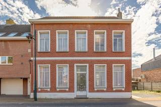 <strong>Herenhuis met veel potentieel op een perceel van 841 m², prima gelegen in het centrum van Arendonk. Epc: label F</strong><br /><br /><strong>Ligging:</strong> centrum nabij scholen en winkels<br /><br /><strong>Indeling:</strong> inkomhal, woonkamer, kantoor, keuken, 2 veranda's, 5 slaapkamers, 2 badkamers, wasplaats, kelder, ruime parking, tuinhuis, tuin<br /><br /><strong>Omschrijving:</strong> te renoveren herenhuis met authentieke elementen en vooral véél potentieel. Fraaie inkomhal met toegang naar kantoor en de woonkamer met eet-en zitgedeelte, parketvloer en inbouwhaard. Aansluitende veranda met zicht op de tuin. Gesloten keuken met toegang naar de tweede veranda. Kleine badkamer beneden met aansluitende wasplaats. Toegang naar de kleine maar droge kelder. Tussenverdieping en eerste verdieping met 4 slaapkamers en een tweede badkamer. Vaste trap naar de tweede verdieping met hier een vijfde slaapkamer. Grote niet geïsoleerde zolder. Mooie zuidgerichte tuin achteraan. Naastliggende parking voor 4 wagens.<br /><br /><strong>Epc-score:</strong> 603 kWh/m² (label F)<br /><br />Mogelijkheid tot aankoop van naastgelegen bel-etage woning met garage. € 259.000<br /><br /><strong>Bijzondere informatieplicht:</strong> in aanvraag<br /><br /><em>Graag wijzen wij u op de renovatieplicht voor gebouwen met een E of F EPC-label uiterlijk 6 jaar na aankoop te rekenen vanaf het verlijden van de notariële akte. Voor meer info kijk op de website van het Vlaams Energie- en Klimaatagentschap:<span> </span>https://energiesparen.be/renovatieverplichting</em>