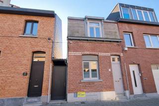 In hartje Schoten bevindt zich deze charmante woning in een woonwijk op wandelafstand van het centrum en nabij Schoten Vaart.De woning beschikt over...