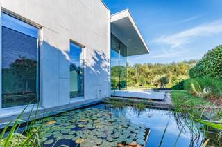Strakke en luxueus afgewerkte villa met panoramisch zicht op Liedekerkebos, een unieke combinatie van rust, ruimte en comfort.  Ze is gelegen aan...