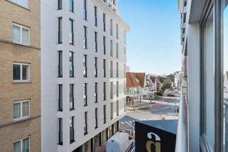 Prachtig vernieuwd vakantieappartement met 2 slaapkamers centraal gelegen in het Zoute. Een topligging te Knokke; tussen het Driehoeksplein en de Zeedijk. Op deze locatie geniet u van de nabijheid van de commerciële winkels en restaurants op wandelafstand. <br /><br />Indeling: inkomhal met vestiaire, gastentoilet, aangename leefruimte bestaande uit een halfopen keuken (voorzien van moderne toestellen), een salon en een eethoek. De master bedroom beschikt over ingemaakte kasten en een douchekamer. De tweede slaapkamer heeft een aansluitende badkamer met ligbad. Achteraan geniet u van een westgericht terras. Elektrische rolluiken, een private kelder en een fietsenstalling in het gebouw.