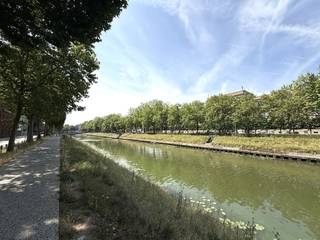 Op een mooie en rustige ligging aan de Coupure bevindt zich dit ruime 2-slaapkamerappartement met twee terrassen en zicht op het water. Het appartement is gelegen op de derde verdieping en heeft een bewoonbare oppervlakte van ca. 97 m².<br /><br />Het appartement bestaat uit een inkomhal met vestiaire en gastentoilet, een ruime en lichtrijke leefruimte met aansluitend terras, een keuken, nachthal met ingemaakte kast, twee slaapkamers, een badkamer en een tweede ruim terras aan de achterzijde. De twee terrassen hebben samen een oppervlakte van ca. 17 m².<br /><br />Dankzij de ligging aan de Coupure geniet het appartement van een aangename woonomgeving vlak bij het centrum van Gent. Winkels, restaurants en openbaar vervoer bevinden zich in de onmiddellijke omgeving.<br /><br />Daarnaast beschikt het appartement over een private kelderberging.
<ul>
<li>EPC: 117 kWh/m²/jaar</li>
<li>Bewoonbare oppervlakte: ca. 97 m²</li>
<li>Terrassen: ca. 17 m²</li>
<li>Bouwjaar: 1976</li>
<li>Richtprijs appartement: € 350.000</li>
<li>Richtprijs garagebox: € 50.000</li>
</ul>
Een ruim appartement met twee terrassen en garagebox op een gegeerde locatie aan het water, op wandel- en fietsafstand van het centrum van Gent.<br /><br />Bezoek mogelijk via Arcade Vastgoed - 0473 68 22 47.