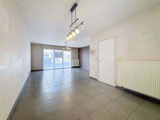 OPENDEUR ZATERDAG 8/11 VAN 14U00 TOT 15U00RECENT GELIJKVLOERS APPARTEMENT MET GARAGE IN CENTRUM LANGEMARK HET APPARTEMENT IS INGEDEELD ALS...