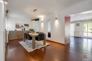 Op te frissen, vrijstaande woning met veel potentieel op royaal perceel van 1080 m², deze te moderniseren woning combineert een bewoonbare...