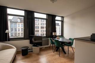 Enkel voor studenten!! Zeer mooi afgewerkt 1-slaapkamer appartement op de tweede verdieping vlakbij omliggende hogescholen en het centrum van Antwerpen. Onmiddellijk beschikbaar! Indeling: Woonkamer met ingerichte keuken (afwasmachine, spoelbak, kookvuur, dampkap, koelkast en diepvries); slaapkamer; badkamer met inloopdouche, lavabomeubel en toilet; berging met aansluiting voor wasmachine. Maandelijkse kosten bedragen €25(elektriciteit gemene delen + poets gemeenschappelijke delen). Alles op aparte meters. Epc: 214 kWh.