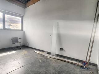 <p><span>Montignies-sur-Sambre - 2000€</span></p><p><span> </span></p><p><span>Magnifique plateau de bureau situé dans un zoning à Montignies-sur-sambre.</span><span> </span></p><p><span> </span></p><ul><li><span>4 bureaux (28,3m²; 29,5m²; 40m²; 40m²),</span></li><li><span>Une salle de réunion/conférence 40,5m²,</span></li><li><span>Salle de douche avec Wc et lavabo,</span></li><li><span>Sanitaires en ordre,</span></li><li><span>Cuisine,</span></li><li><span>Tout vient d'être rénové.</span></li></ul><p><span> </span></p><p><span>A visiter sans attendre cette opportunité proche de toutes commodités.</span></p><p><span> </span></p>