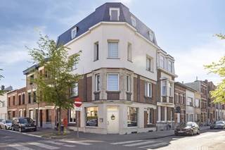 Bent u op zoek naar een slimme investering of een eigen stek vlakbij het bruisende Antwerpen? Dan bieden wij dit lichtrijke appartement aan de...