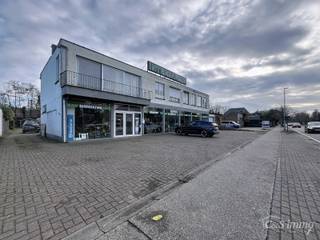 Strategically located commercial property in need of renovation near the Brechtsebaan–Elshoutbaan intersection, with parking possibilities on a...