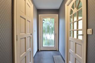 <p><span>Bent u op zoek naar een instapklare gezinswoning waar u zich meteen thuis voelt? Dan is deze verzorgde woning, gelegen in een rustige woonwijk nabij het Molenbeekpark in Melsele, zeker een bezoek waard. Dankzij de talrijke vernieuwingen die de woning doorheen de jaren onderging, geniet u hier van hedendaags wooncomfort zonder ingrijpende werken. De woning werd steeds met zorg onderhouden en is ideaal voor gezinnen, starters of iedereen die op zoek is naar een comfortabele, onmiddellijk bewoonbare thuis.<br /><br /></span><span>Via de inkomhal betreedt u de woning. Op het <strong>gelijkvloers </strong>bevindt zich een ruime gezellige leefruimte die naadloos aansluit op de moderne open keuken. Deze is uitgerust met kwalitatieve toestellen, ruime werkvlakken en heel wat opbergruimte. Dankzij de directe verbinding met het open en overdekte terras en de onderhoudsvriendelijke tuin vormt de keuken het hart van de woning, een aangename plek om samen te koken, te tafelen en te genieten.<br /><br /></span><span>Aansluitend bevindt zich een praktische wasberging. Verder beschikt het gelijkvloers over een apart gastentoilet, een extra technische berging met de cv-ketel en een kleine, droge spender, ideaal als voorraadruimte.<br /><br /></span><span>Op de <strong>eerste verdieping</strong> vindt u drie volwaardige slaapkamers en een verzorgde badkamer, uitgerust met een douche, lavabo en toilet.<br /><br /></span><span>De ruime <strong>zolderverdieping </strong>is bereikbaar via een vaste trap en werd reeds voorzien van verwarming. Deze veelzijdige ruimte biedt tal van mogelijkheden en kan perfect ingericht worden als één of twee extra slaapkamers, een bureau, hobbyruimte of speelkamer.<br /><br /></span><span>Ook buiten is het aangenaam vertoeven. Het ruime open én overdekte terras laat u in elk seizoen genieten van het buitenleven, terwijl de onderhoudsvriendelijke tuin een rustige plek biedt om te ontspannen. De ruime tuinberging met elektriciteit biedt bovendien voldoende plaats voor fietsen, tuinmateriaal of een handige werkruimte.<br /><br /></span><span>Kortom, deze instapklare woning combineert comfort, functionaliteit en uitbreidingsmogelijkheden op een gegeerde, rustige ligging nabij het Molenbeekpark in Melsele. Een uitstekende opportuniteit voor wie zonder zorgen wil verhuizen naar een verzorgde gezinswoning met extra potentieel.<br /><br /></span><span>Graag laten we u deze woning persoonlijk ontdekken. Neem gerust contact met ons op voor bijkomende informatie of een bezoek via verkoop@homevast.be </span><span>of tel. 03 344 77 44.</span></p>