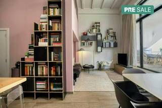 PRE-SALE (06/06): Instapklaar appartement in hartje Brussel!Zoek je een gezellige appartement of topinvestering? Dit modern 1-slaapkamer duplex-appartement (bouwjaar 2016) ligt op de 1e verdieping aan de Papenvest 12B, vlak bij de hippe Sint-Katelijnenwijk.Indeling:-Inkomhal met toegang tot de badkamer (Italiaanse douche, toilet en aansluiting was/droogkast).-Handige walk-in dressing en slimme extra opbergruimte.-Lichtrijke leefruimte met op maat gemaakte boekenkasten, zitbanken aan de hoge ramen en een gezellige mezzanine-slaapkamer die toegankelijk is via een aangelegde trap.-Kwalitatieve open keuken, volledig uitgerust (inductie, oven, microgolf, vaatwasser, koelkast, diepvries) met een verhoogde eettafel.-Prachtig terras met heerlijke namiddagzon!Locatie:-Wandelafstand van Sint-Katelijneplein, Beurs en Grote Markt.-Winkels, horeca en cultuur om de hoek.-Uitstekend bereikbaar: metro 1 & 5 nabij, Centraal Station op 20 min. wandelen.Troeven:EPC: CElektriciteit conformStedenbouwkundige bestemming: In aanvraagPrijs: Instelprijs vanaf 265.000 euro voor PRE-SALE Contacteer mij voor meer info over het pand en onze PRE-SALE dag op 06/06.