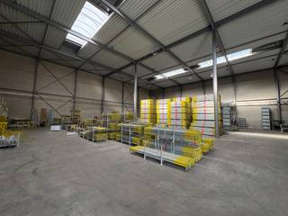 <p><strong><span>KENMERKEN</span></strong></p>
<ul>
<li><span>Magazijn van ca. 1.330 m²</span></li>
<li><span>Vrije hoogte 11,50 m</span></li>
<li><span>1 laad- en loskade</span></li>
<li><span>1 sectionale poort</span></li>
</ul>