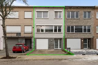 In een rustige wijk in Hoevenen is de gerenoveerde bel-etage woning terug te vinden. Centraal gelegen in de dorpskern van Hoevenen en nabij Kapellen met de nabijheid van belangrijke invalswegen, winkels en scholen. Voor de woning is een oprit aanwezig met 2 autostaanplaatsen met aansluitend een inpandige garage. <br /><br />We komen binnen in een ruime gang met vestiaire, afgewerkt met natuursteen, die toegang geeft tot de ruime berging met aansluiting voor wasmachine, alsook de ruime garage 24m². Verder op het gelijkvloers is er ook nog een bureauruimte 8m² aanwezig dewelke toegang geeft tot de overdekte veranda 17m².<br /><br />Via de trap bereiken we de eerste verdieping. In de traphal is er een toegang voorzien naar de wc met handenwasser. Via de andere deur komen we in de leefruimte terecht, dewelke uitgeeft op de zithoek alsook de recente open DOVY keuken, voorzien van een combi-oven, inductie kookplaat, koelkast, koffiezet, en dubbele lavabo met verlek. Via de keuken is er toegang tot het terras 2,5m².<br /><br />Op de tweede verdieping vinden we de 3 slaapkamers 16m², 14,5m² &amp; 9m², alsook de badkamer uitgerust met inloopdouche en enkele lavabo.<br /><br />Pluspunten:<br />+ Nieuwste technieken zoals: Zonnepanelen, Laadpaal, Waterontharder<br />+ Recente DOVY keuken<br />+ Recente verwarmingsketel<br />+ Rustig maar centraal gelegen<br />+ Rolluiken<br />+ Energiezuinige woning <br />+ 3 Slaapkamers<br />+ Zeer ruime garage <br /><br />Interesse in deze woning? Contacteer ons via 03 337 50 70 of info@vbvastgoed.be voor meer info of een afspraak!