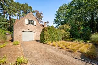 <h1><span>Woning met 4 slaapkamers in een groene villawijk in Bonheiden</span></h1><p><span>Op zoek naar een ruime woning met veel potentieel op een toplocatie in Bonheiden? Deze open bebouwing uit 1986 ligt in een rustige en groene villawijk, vlak bij het Imeldaziekenhuis. Je woont hier dichtbij belangrijke zorgvoorzieningen en heel wat werkgelegenheid, terwijl je tegelijk geniet van een bijzonder rustige omgeving met veel bomen, bossen en groen.</span></p><p><span>De woning is goed onderhouden en verkeert in goede staat. Dankzij het EPC-label C is er bovendien geen renovatieverplichting. Je kan de woning dus perfect verder opfrissen en moderniseren, volledig volgens je eigen smaak en wensen.</span></p><p><span>Op het gelijkvloers kom je binnen via de inkomhal, die toegang geeft tot de leefruimte. De keuken is momenteel apart, maar kan uiteraard op termijn worden opengewerkt om een grote, moderne leefkeuken te creëren. Naast de keuken bevindt zich een praktische berging.</span></p><p><span>Verder beschikt het gelijkvloers over een slaapkamer en badkamer, evenals een inpandige garage. Dat maakt de woning ook bijzonder interessant voor wie graag gelijkvloers woont. Bovendien biedt de indeling heel wat mogelijkheden voor een zelfstandige activiteit of bijberoep aan huis.</span></p><p><span>Op de eerste verdieping bevinden zich drie slaapkamers en een tweede badkamer. Daarnaast is er een ruime zolder, die mits de nodige aanpassingen mogelijk nog extra slaapkamers of andere leefruimtes kan opleveren.</span></p><p><span>Ook buiten heeft deze woning heel wat te bieden. Het perceel is maar liefst 14 are groot, waardoor je beschikt over een ruime tuin met veel groen en een stukje bos. Een heerlijke plek voor wie graag ruimte, rust en privacy heeft.</span></p><p><span>Deze woning is dan ook vooral een mooie kans voor wie op zoek is naar een stevige woning met een goede basis en vooral veel mogelijkheden. Je kan ze stap voor stap verder moderniseren.</span></p><p><span>Tip: bekijk zeker onze website (www.reuzegoed.be) voor meer foto's, 3D-tour, plannen en documenten. </span></p><p><span>Interesse in deze woning?</span></p><p><span>Contacteer ReuzeGoed voor meer informatie of een bezoek op 0470 11 56 80 of <span>welkom@reuzegoed.be</span></span></p>