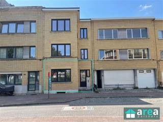 <p><span>Instapklaar gelijkvloers appartement met 2 slaapkamers en ruime tuin te huur</span></p><p><span>Dit volledig gerenoveerde gelijkvloerse appartement, gelegen aan de </span><span>Kampioenstraat 54, 2020 Antwerpen</span><span>, is instapklaar en onmiddellijk beschikbaar. Dankzij de recente renovatie in </span><span>2026</span><span> geniet u van een moderne afwerking en optimaal wooncomfort.</span></p><p><span>Het appartement bevindt zich op een uitstekende locatie, met winkels, openbaar vervoer, scholen en belangrijke invalswegen in de onmiddellijke omgeving.</span></p><p><span>Indeling:</span></p><ul><li><span>Ruime en lichtrijke leefruimte </span></li><li><span>Grote, volledig ingerichte keuken </span></li><li><span>2 volwaardige slaapkamers </span></li><li><span>Badkamer met douche, lavabo en toilet </span></li><li><span>Zeer ruime privatieve tuin, ideaal om te ontspannen of te genieten van het buitenleven </span></li></ul><p><span>Troeven:</span></p><ul><li><span>Volledig gerenoveerd in 2026 </span></li><li><span>Gelijkvloers appartement </span></li><li><span>Grote privétuin </span></li><li><span>Ruime keuken </span></li><li><span>Centrale en vlot bereikbare ligging </span></li><li><span>Onmiddellijk beschikbaar </span></li></ul><p><span>Huurvoorwaarden:</span></p><ul><li><span>Onmiddellijk beschikbaar </span></li><li><span>Gemeenschappelijke kosten</span><span>:</span><span> 50/maand (voor elektriciteit van de gemeenschappelijke delen en poetsen van de gemeenschappelijke delen) </span></li><li><span>Huurwaarborg: 3 maanden </span></li></ul><p><span>Voor meer informatie of een bezoek kunt u contact opnemen met Area Partners via <span>info@area.be</span></span><span> of 03/284.60.60</span></p><p><span> </span></p>