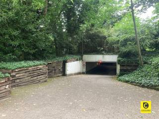 <p><span>Ondergrondse garagebox met afstandsbediening te Fruithoflaan! </span></p><p><span>Deze garagebox werd recent opgewaardeerd, is centraal gelegen en beschikt over een automatische poort met afstandsbediening. </span></p><p><span>Dit ondergrondse garagecomplex telt 3 toegangen met badgesysteem en camerabewaking, waarvan 2 via de Fruithoflaan, de derde situeert zich op de Roderveldlaan. </span></p><p><span> </span></p><p><span>Afmetingen:</span></p><p><span>Diepte: 5,95m </span></p><p><span>Breedte: 3m</span></p><p><span>Hoogte: 2,02m</span></p><p><span> </span></p>