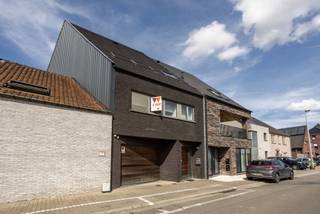 Recente, kwalitatief afgewerkte woning in een groene en rustige omgeving, op wandelafstand van het station, winkels en met vlotte verbinding naar...