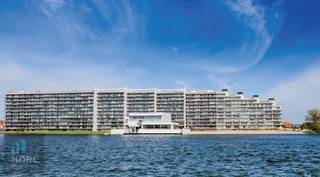 Mooi <strong>gemeubeld appartement in multi-eigendom op de 7e verdieping </strong>in de residentie Laguna Beach voor de <strong>periode van 31/05 tot 29/06.</strong><br /><u>Indeling</u>: inkomhall, woonkamer met eet- en zithoek, slaapkamer met ensuite badkamer, keuken, toilet, balkon aan de achterzijde van het gebouw over de volledige lengte van het appartement met zicht op de polders. Het privé-strand, het overdekt zwembad met douches, de autostaanplaats en het wandelpad rondom het meer maken het verhaal af. De zee en het strand op wandelafstand. De residentie is aangepast aan mindervaliden en er is ook een conciërge. Het alternatief op vakantieverhuur en goedkoper dan ieder jaar een vakantieverblijf te moeten huren. <br />Bel ons vrijblijvend voor meer info aangaande prijs en voorwaarden en/of een bezoek!<br /><br /><br /><span><strong>Tekoopstelling onder voorwaarden; Zie www.more.be, "bijlagen" en onder voorbehoud van beschikbaarheid.</strong></span>