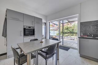<p>In het hart van Welle bevindt zich deze<strong> instapklare halfopen bebouwing</strong> op een centrale en vlot bereikbare ligging. GEEN RENOVATIEPLICHT. Winkels, scholen en openbaar vervoer bevinden zich op wandelafstand. Bovendien bereikt u de E40 in slechts enkele minuten, waardoor een uitstekende verbinding naar Aalst, Brussel en Gent gegarandeerd is. De woning verkeert <strong>in goede staat en is</strong> <strong>niet onderworpen aan de renovatieplicht</strong>. Het gelijkvloers omvat een inkomhal, een gezellige leefruimte, een ingerichte keuken, een gastentoilet, <strong>een inpandige garage</strong> <strong>en een recente polyvalente bijbouw</strong> die volledig naar eigen wens kan worden ingericht als bureau, speelkamer, hobbyruimte of extra leefruimte. Op de eerste verdieping bevinden zich een nachthal, <strong>drie volwaardige slaapkamers</strong>, een badkamer en een praktische dressing. Buiten geniet u van<strong> een voortuin met oprit, een aangenaam terras met pergola en een zonnige tuin.</strong> Een absolute meerwaarde is de <strong>toegang via de achterliggende straat</strong>, wat zorgt voor extra bereikbaarheid en gebruiksgemak. Cv op aardgas - Buitenschrijnwerk PVC dubbel glas - Elektriciteit conform - EPC D - Spouwisolatie - Vernieuwde brander - Zoldervloerisolatie. (Maatregelen opgenomen in het maatregelenregister: neen).<br />*De vermelde prijs is een richtprijs</p>