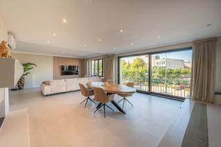 In de rustige en residentiële Astridlaan, vlakbij Blankenberge, presenteren we u een prachtig gerenoveerd appartement met een uitzonderlijke woonoppervlakte van maar liefst 232 m². Dankzij de ideale ligging bevindt u zich op wandelafstand van het bruisende stadscentrum, het openbaar vervoer én het strand. Dit alles op slechts vijf minuten van de zee.<br /><br /> <br /><br />Dit stijlvolle appartement, gelegen op de eerste verdieping van de residentie, combineert ruimte, licht en comfort op een unieke manier. Bij binnenkomst via de ruime inkomhal treft u meteen praktische voorzieningen zoals een apart gastentoilet en een handige wasberging.<br /><br /> <br /><br />De royale woonkamer strekt zich uit over de volledige breedte van het appartement en baadt in natuurlijk licht dankzij de grote raampartijen en het open zicht. De aansluitende, volledig ingerichte keuken is uitgerust met alle moderne toestellen en vormt een perfecte plaats om gezellig te koken en tafelen.<br /><br /> <br /><br />Het appartement beschikt verder over drie volwaardige slaapkamers, twee stijlvolle badkamers en een extra toilet. De master bedroom geniet van een aparte tussenkamer die leidt naar een private badkamer, wat zorgt voor een luxueuze en intieme sfeer. Achteraan bevindt zich een groot, oostgericht terras waar u in alle rust kan genieten van de ochtendzon. Kortom: een heerlijke plek voor een ontbijt of een ontspannen koffiemoment.<br /><br /> <br /><br />Het appartement werd volledig en kwalitatief gerenoveerd met oog voor detail. Bent u op zoek naar een eigen stek aan de kust? Dan kan deze topper een einde betekenen aan uw zoektocht. Dit appartement is namelijk een ideale keuze voor wie op zoek is naar ruimte, comfort en een exclusieve woonbeleving aan de kust.<br /><br /> <br /><br />