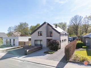 PLAN JOUW BEZOEK: calendly.com/office-julimmo/breevendreefDeze woning, gelegen op een boogscheut van het centrum van Bornem, bevindt zich in een...