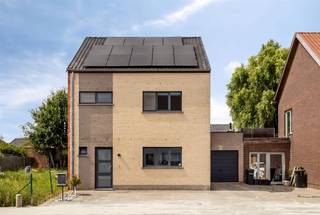 <p><span><span>Deze energiezuinige halfopen bebouwing, gebouwd in 2007, is gelegen in de Breendonkstraat te Willebroek. </span></span></p><p><span><span>Bij het betreden van de woning komt u in een inkomhal met vestiaire en gastentoilet. De lichtrijke woonkamer geniet van een aangenaam zicht op de tuin en biedt directe toegang tot het terras. Aansluitend bevindt zich de volledig ingerichte keuken. Naast de keuken is er een praktische bergruimte met veel opbergruimte. Verder beschikt het gelijkvloers over een garage met een automatische poort en plaats voor wasmachine en droogkast. Daarnaast zijn er ook meerdere parkeermogelijkheden voorzien voor de woning. </span></span></p><p><span><span>Op de eerste verdieping bevinden zich drie slaapkamers en een badkamer. Via een uittrekbare trap bereikt u de zolderverdieping, die tal van mogelijkheden biedt voor het creëren van een extra slaapkamer, kantoor, hobbyruimte of als extra opslagruitme.  In de zonnige tuin is het  aangenaam vertoeven in alle rust en privacy. De woning is uitgerust met 14 zonnepanelen. </span></span></p>