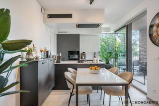 VERKOOP ONDER REGISTRATIE 2%!(voor rechthebbenden) Instapklaar, energiezuinig en voorzien van alle comfort!<br /><br />Op een uitstekende locatie, op wandelafstand van het centrum van Genk, vinden we dit recente en bijzonder goed uitgeruste appartement met één slaapkamer.<br /><br />Het appartement beschikt over een ruime en moderne keuken, voorzien van alle nodige comfort, en een mooie badkamer met inloopdouche. De slaapkamer is praktisch ingericht met een handige inbouwkast.<br /><br />Een absolute troef is het mooie terras met een prachtig open zicht, waar u heerlijk kan genieten van de buitenlucht.<br /><br />Verder beschikt het appartement over een ondergrondse parkeerplaats en een praktische kelderberging.<br /><br />Ook op energetisch vlak scoort deze woning uitstekend dankzij het EPC-label A. Bovendien is de elektrische installatie conform, wat zorgt voor extra gemoedsrust.<br /><br />PLUSPUNTEN:<br />+ Op wandelafstand van Genk centrum<br />+ Inbouwkast in de slaapkamer<br />+ Mooi terras met prachtig zicht<br />+ Ondergrondse parkeerplaats<br />+ Kelderberging<br />+ EPC-label A<br />+ Elektrische installatie conform<br />+ ... <br /><br />Een ideale woning voor starters, alleenstaanden, koppels of als interessante investering. Een bezoek is zeker de moeite waard!