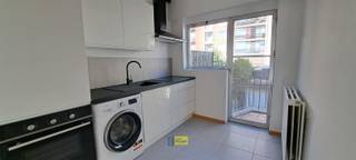 <p><span>In een autoluwe straat nabij de Lambrechtshoekenlaan met verschillende winkelfaciliteiten en nabij openbaar vervoer bevindt zich dit gemoderniseerd HOB appartement met 2 ruime slaapkamers in een klein gebouw op de 1ste verdieping.</span></p><p><span>Het appartement is voorzien van een douchebadkamer, apart toilet en  een nieuw ingerichte keuken met doorgang naar een ruim terras. Verder zijn er 2 individuele kelderbergingen.</span></p><p><span>De elektrische installatie is vernieuwd en slaapkamers + living zijn voorzien van nieuwe laminaatvloeren.</span></p><p><span>Achteraan het gebouw een individuele garagebox</span></p><p><span> </span></p>