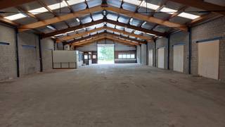 Bedrijfshal van 600m² met voorplein van ongeveer 230 m², onmiddellijk beschikbaar en vlot bereikbaar vanaf de E34 Antwerpen - EindhovenVerwarming in...