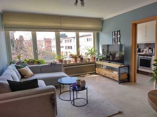 Op zoek naar een comfortabel en instapklaar appartement op een uitstekende ligging nabij het centrum van Leuven? Dit lichtrijke appartement in een kleinschalig complex in Kessel-Lo combineert ruimte, functionaliteit en wooncomfort.<br /> <br />Dankzij de centrale ligging bent u supersnel in Leuven, waar u het aangename met het nuttige kan combineren, maar ook een vlotte toegang heeft tot openbaar vervoer, winkels en andere voorzieningen. Ideaal ook voor wie graag per fiets de kindvriendelijke omgeving verkent.<br /><br />De ruime leefruimte vormt het hart van de woning en biedt een aangename plek om te ontspannen of gasten te ontvangen. Daarnaast beschikt het appartement over twee volwaardige slaapkamers, ideaal voor een koppel, klein gezin of als investering.<br /> <br />Nooit parkeerproblemen met de eigen garage met oprit, die zorgt voor optimaal parkeercomfort en extra bergruimte. Er is tevens een private kelderruimte en berging met aansluiting voor wasmachine.<br /> <br />Het appartement is asbestveilig en energetisch is er geen renovatieverplichting (EPC: label C).<br /><br />Een ideale opportuniteit voor wie op zoek is naar een kwalitatieve woonst op een gegeerde locatie.<br /><br />Interesse? Je mag me altijd contacteren voor een bezoek!