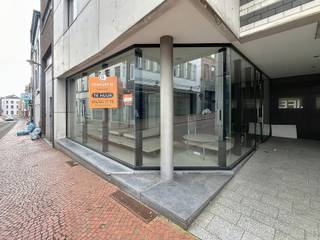 Handelspand te huur:Dit pand bevindt zich in zeer goede staat en biedt tal van mogelijkheden voor diverse bedrijfsactiviteiten.Dankzij de...
