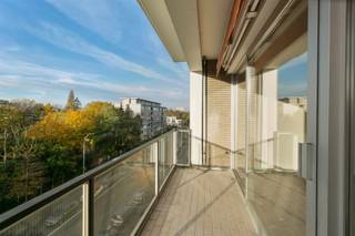<p><span>Volledig gerenoveerd, stijlvol en zonnig appartement van 145 m²</span></p><p><span>3 SLPK |  2 BADK | Z-TERRAS | KELDER + PARKING </span></p><p><span> </span></p><p><span>Op de 4de verdieping van een rustig en goed onderhouden gebouw, zeer zonnig appartement ingedeeld als volgt:</span></p><p><span> </span></p><p><span>Inkomhal  met gastentoilet en ingebouwde vestiairekast.</span></p><p><span>Doorgang via dubbel open gaande deuren naar lumineuze woon,-en leefruimte, via de schuifdeur komt men op het zuid terras met panoramisch zicht. (zonnetent voorzien)</span></p><p><span>Verder bevindt zich de volledig gerenoveerde ingerichte keuken met toestellen (keramisch kookvuur, dampkap, vaatwasser, oven, microgolf, koelkast, diepvriezer) voorzien van voldoende werk- en bergruimte;</span></p><p><span>De keuken beschikt over een ontbijthoek met kasten en heeft toegang tot het terras, met groen zicht.</span></p><p><span>Ruime master bedroom met zicht op groen ensuite van een luxueuze eerste badkamer voorzien van een inloopdouche, toilet, dubbele wastafel met spiegel en verlichting.</span></p><p><span>Bureau, dressing of slaapkamer 2 : volledig ingemaakte kasten</span></p><p><span>Slaapkamer 3 op laminaat met kast.</span></p><p><span>Badkamer 2 voorzien van ligbad met douche functie, enkele wastafel met spiegel en aansluiting was- en droogmachine.</span></p><p><span> </span></p><p><span>BIJZONDERHEDEN</span></p><p><span>* Zonnig appartement met ZUID terras.</span></p><p><span>* Mooi open zicht </span></p><p><span>* Instapklaar, kwaliteitsvolle renovatie met hoogwaardige materialen.  </span></p><p><span>* Veel ingemaakte kasten</span></p><p><span>* Ruime privatieve kelderberging</span></p><p><span>* Inpandige autostaanplaats</span></p><p><span>* Elektriciteit conform</span></p><p><span>* Gunstig EPC: 134</span></p><p><span>* Beschikbaar vanaf 01/11/2026</span></p><p><span> </span></p><p><span>MAANDELIJKSE KOSTEN</span></p><p><span>PK: ca. 250/maand: inclusief koud en warm water, centrale verwarming, onderhoud en verbruik van de gemene delen, beheer.</span></p><p><span>Elektriciteit individueel te betalen.</span></p><p><span> </span></p><p><span>LIGGING</span></p><p><span>Residentieel gelegen nabij Park den brandt.</span></p><p><span>Op wandelafstand van Colruyt.</span></p><p><span>Ondergebracht in verzorgd gebouw met conciërge op gegeerde en residentiële ligging nabij parken, strategische invalswegen, winkels en openbaar vervoer.</span></p><p><span> </span></p><p><span> </span></p>