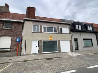 Welkom in het hart van Wevelgem, waar deze ruime en uitnodigende woning op u wacht. Met een bewoonbare oppervlakte van 215m² en een royaal perceel...