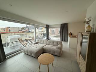 Ontdek dit prachtig en recent appartement, waar hedendaags comfort en een doordachte indeling centraal staan.Bij het binnenkomen wordt u meteen...