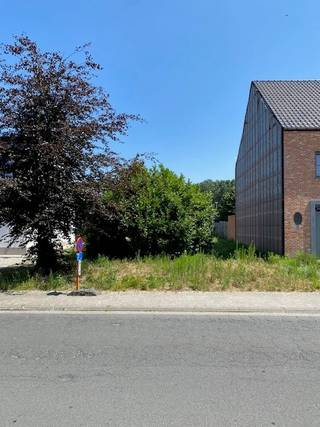 Droomt u van een eigen woning op een uitstekende ligging? Dan is deze bouwgrond voor een halfopen bebouwing beslist een unieke kans.<br />Gelegen vlak bij het centrum van Buggenhout, het station en verschillende scholen, geniet u hier van een vlotte bereikbaarheid en alle dagelijkse voorzieningen binnen handbereik. Bovendien bevindt het prachtige Buggenhoutbos zich op wandelafstand, ideaal voor wie houdt van natuur, wandelen en fietsen.<br />Deze bouwgrond combineert een rustige woonomgeving met een centrale ligging en biedt de perfecte basis om uw droomwoning te realiseren.<br />Een buitenkans voor gezinnen, starters of investeerders die op zoek zijn naar een bouwperceel op een gegeerde locatie. Voor info : dirk@berno.be