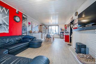 We Invest Centre Hainaut vous présente ce rez commercial spacieux accompagné d’un appartement à rafraîchir, idéalement situé avec grand parking...