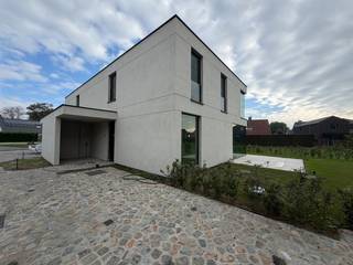 Deze woning (halfopen bebouwing) biedt een praktische indeling en alle ruimte voor comfortabel wonen.<br /><br />Energetisch top en maximaal wooncomfort: dankzij zonnepanelen en geothermische warmtepompen geniet u van energiezuinig wonen, met aangename (vloer)verwarming in de winter én natuurlijke (vloer)koeling in de zomer.<br /><br />Bij het binnenkomen kom je in de inkomhal, met toegang tot de technische berging, het gastentoilet én de berging/wasplaats aanpalend aan de keuken. Verder bevindt zich de leefruimte met open keuken. Vanuit de leefruimte heb je rechtstreeks toegang tot het terras en de tuin.<br />Op de bovenverdieping bevinden zich vier slaapkamers en een badkamer, uitgerust met een toilet, douche, ligbad en dubbele lavabo. Daarnaast is er nog een extra technische berging aanwezig.<br /><br />Buiten beschik je over een eigen parkeerplaats en een buitenberging.<br /><br />De woning is vlot bereikbaar via zowel de Gentsebaan (N60) als de Arboretumstraat.<br />Allerhande voorzieningen (winkel, bakker, tankstations, apotheek, ...) in de directe omgeving.<br /><br />Goed om weten: de verhuurder is een vennootschap, wat betekent dat een (zelfstandige) huurder de huur deels als beroepskost kan inbrengen.