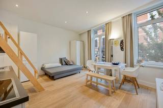 Voor verdere info of een vrijblijvende waardebepaling van uw eigendom: pieter.buedts@homixx.be of 016 199 347<br /><br />Bent u op zoek naar een praktische, slim ingedeelde en instapklare studio? Homixx Vastgoed stelt u graag deze prachtige eigendom voor, waar efficiëntie en wooncomfort naadloos samenkomen. Deze gezellige studio bevindt zich in het historische centrum van Leuven, ideaal gelegen op korte afstand van campussen, winkels, bushaltes en belangrijke invalswegen. Dankzij deze centrale ligging vormt dit pand een uitstekende keuze voor studenten, jonge starters of investeerders.<br /><br />Bij het betreden van de studio komt u direct binnen in een lichtrijke leefruimte. Aan de voorzijde bevindt zich een charmant terrasje waar u heerlijk kunt vertoeven met een tas koffie bij de opkomende zon. De open kitchenette is volledig ingericht en voorzien van alle hedendaagse comfort. Direct naast de kitchenette leidt een vaste trap u naar het praktische, verhoogde slaapgedeelte op de mezzanine.<br /><br />Verder beschikt deze studio over een afzonderlijke badkamer die is uitgerust met een douche, een modern lavabomeubel en een toilet. Om u in alle seizoenen van een optimaal binnenklimaat te verzekeren, is de ruimte voorzien van een airconditioning. Dankzij het gunstige EPC-label B kiest u bovendien voor een energiezuinige en toekomstgerichte studio.<br /><br />Momenteel is de studio verhuurd.