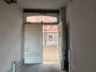 Dit mooi gerenoveerde gebouw ligt vlak aan de markt van Temse.Wonen en werken onder één dak is hier perfect mogelijk.Kantoorfunctie en handel...