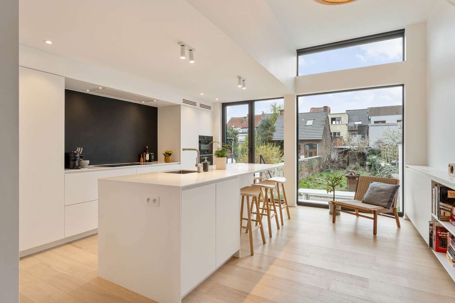 Prachtig gerenoveerd en energiezuinig herenhuis met 5 slaapkamers, 2 badkamers en een tuin op een toplocatie nabij het station van Leuven! - foto 5