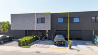 Welkom in de Groene-Herdersgoed 27 in Roeselare, een fantastische, energiezuinige woning gelegen in een rustige, residentiële wijk. Dankzij de gunstige ligging geniet u van een vlotte verbinding naar de snelweg én het levendige stadscentrum van Roeselare.<br /><br />Bij het binnenkomen wordt u verwelkomd in een stijlvolle inkomhal met apart gastentoilet. De lichtrijke leefruimte straalt warmte en gezelligheid uit en vloeit naadloos over in de volledig uitgeruste keuken met moderne toestellen en een praktisch kookeiland – de ideale plek voor wie van koken houdt. Op zonnige dagen wandelt u rechtstreeks de tuin in, waar u in alle rust kunt genieten van de zon en een heerlijk drankje.<br /><br />Op de bovenverdieping vindt u drie volwaardige slaapkamers, ingericht met het oog op optimaal comfort en nachtrust. De stijlvolle badkamer beschikt over een ruime inloopdouche, een ligbad, een badkamermeubel met lavabo en een tweede toilet.<br /><br />De buitenruimte is een absolute troef: een aangelegde tuin met een gezellige overkapping. U kiest op elk moment van de dag tussen zon en schaduw. Parkeren doet u eenvoudig op de ruime oprit, die plaats biedt aan meerdere wagens. Daarnaast beschikt de woning over een inpandige garage.<br /><br />De vermelde prijs is een richtprijs. Elk bod, hoger of lager dan deze prijs, wordt voorgelegd aan de eigenaar, die zich het recht voorbehoudt om dit te aanvaarden of te weigeren.