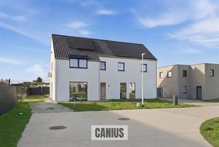 <p><span>INSTAPKLARE WONING MET 3 SLKS & TUIN</span></p><p><span> </span></p><p><span>In het rustige & groene Munsterbilzen, deelgemeente van de stad Bilzen-Hoeselt treffen wij de verkaveling “Munstergaarde” aan. Wij bevinden ons op enkele minuten van het centrum van Bilzen waardoor lokale handelaars, supermarkten, scholen, … snel bereikbaar zijn. Leuk detail is de nabijheid van verschillende verbindingswegen waardoor deze woning ideaal is voor wie belang hecht aan vlotte verplaatsingen naar omliggende steden en gemeenten. </span></p><p><span> </span></p><p><span>Wij betreden de woning via de voordeur die ons toegang geeft tot de inkomhal. Hier treffen wij een gastentoilet met handspoelbakje aan. Via de inkomhal begeven wij ons naar de leefruimte met een volledig uitgeruste en open keuken die via het schuifraam toegang geeft tot het terras en de tuin. Ideaal is de berging gelegen naast de keuken. Deze doet enerzijds dienst als voorraadkamer en anderzijds als wasruimte. </span></p><p><span> </span></p><p><span>Nadat wij de benedenverdieping hebben ontdekt begeven wij ons via de trap in de leefruimte naar de eerste verdieping. Toegekomen op de nachthal krijgen wij toegang tot maar liefst drie slaapkamers waarvan één met toegang tot de bergzolder via het zolderluik , een apart toilet en als laatste ontdekken wij de volledig uitgeruste badkamer met een inloopdouche en een lavabomeubel.</span></p><p><span> </span></p><p><span>Troeven:<br />- Energiezuinige woning<br />- Onderhoudsvriendelijke tuin met terras<br />- Aanwezigheid van nieuwste technieken zoals zonnepanelen, regenwaterrecuperatie, …</span></p><p><span> </span></p><p><span>KORT SAMENGEVAT</span><span>:</span></p><p><span>Vraagprijs: € 389.000,00</span></p><p><span>Verkoop onder registratierechten (2% of 12%)</span></p><p><span> </span></p><p><span>Nieuwsgierig om deze knappe woning te ontdekken? Vraag dan snel een bezoek aan via info@canius.be of contacteer één van onze medewerkers op het nummer 078 78 30 39 om samen deze woning te ontdekken. </span></p><p><span> </span></p><p><span>De vermelde oppervlaktes zijn slechts een indicatie. Canius Real Estate kan niet verantwoordelijk gesteld worden voor de juistheid van de door zijn verstrekte gegevens.</span></p><p><span> </span></p>