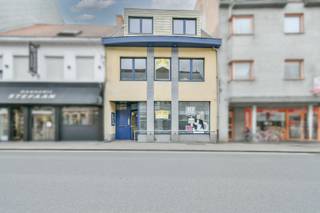 Welkom in deze uitstekend gelegen handelszaak met bijhorend appartement in het bruisende Torhout. De ideale locatie om uw zaak op te starten!...