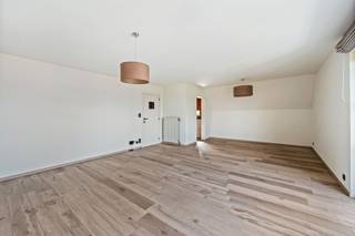 <p>Op zoek naar een verzorgd en lichtrijk appartement op een rustige, maar vlot bereikbare ligging mét garage? Dan is dit instapklare appartement precies wat u zoekt.<br /><br />Bij het binnenkomen treft u een inkomhal met gastentoilet. De ruime leefruimte geniet van veel natuurlijke lichtinval en sluit aan op de volledig geïnstalleerde keuken, vernieuwd in 2015. Verder beschikt het appartement over twee volwaardige slaapkamers met ingemaakte kasten en een moderne badkamer die in 2021 volledig werd vernieuwd, voorzien van een inloopdouche.<br /><br />Troeven: Bewoonbare oppervlakte van 93 m², EPC label C, conforme elektriciteit, Nieuwe condensatieketel op gas (2023), vernieuwde keuken en badkamer, instapklaar en goed onderhouden, rustige ligging in de Hippodroomstraat met vlotte verbinding naar R8 en centrum Kortrijk, garage beschikbaar mits meerprijs van €25.000. <br /><br />Een ideale combinatie van comfort, ruimte en bereikbaarheid, met de extra troef van een eigen garage.<br /><br />Interesse?<br />Contacteer ons vandaag nog via feline@immobeguin.be voor meer info of een bezoek ter plaatse!</p>