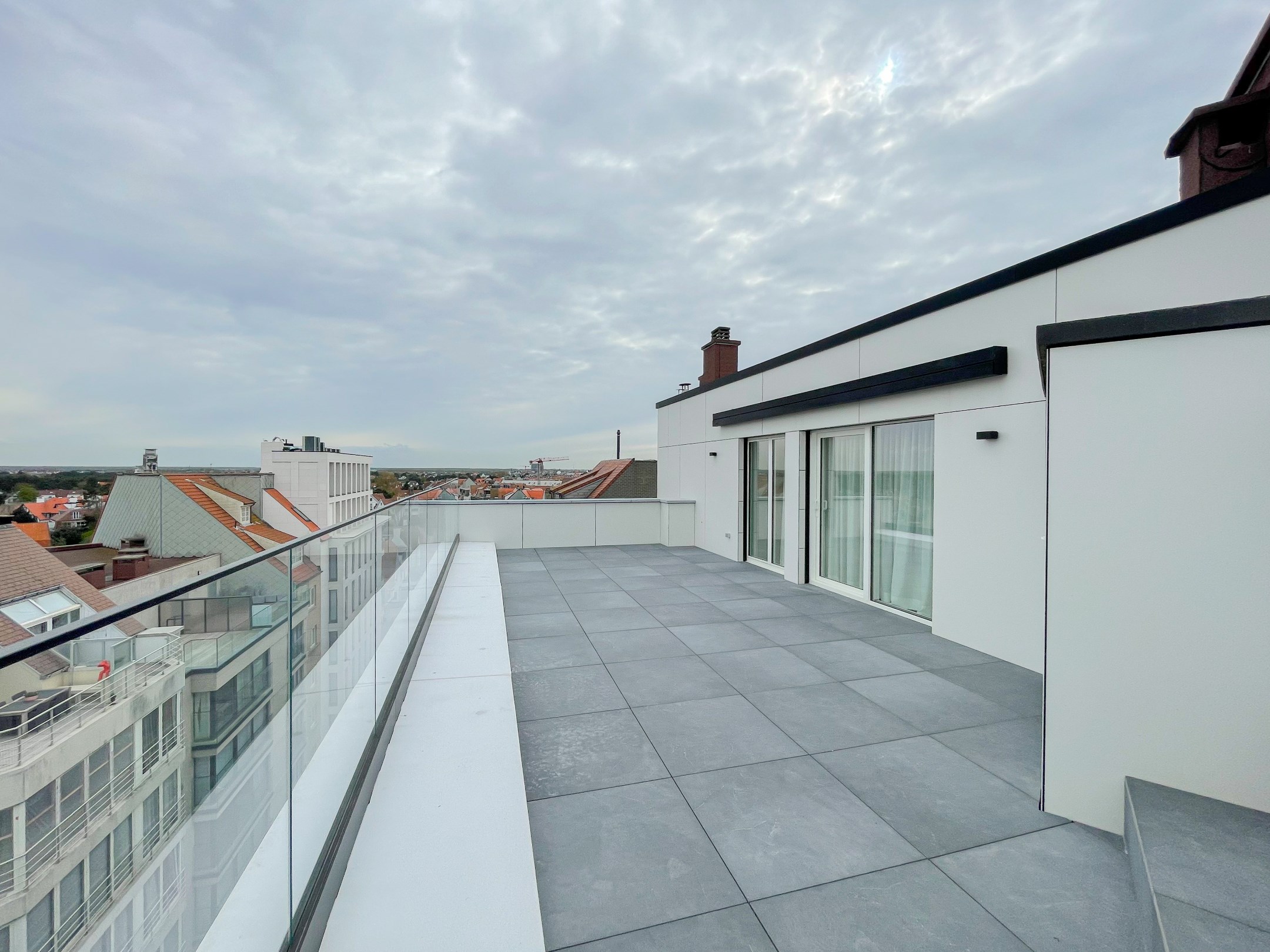 Volledig gerenoveerd dakappartement met een terras van ongeveer 45 m². - foto 1