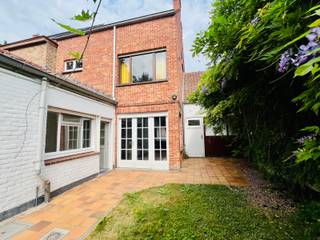 In het centrum van Maldegem vinden we deze 3-slaapkamerwoning met zongerichte stadskoer. <br />Alle nutsvoorzieningen zoals winkels, scholen, openbaar vervoer, ... zijn op wandel- en fietsafstand te bereiken. Bovendien geniet u van een vlotte verbinding richting kust en binnenland. <br /><br />De woning is ingedeeld als volgt: <br />Ruime inkomhal - lichtrijke leefruimte met grote raampartijen - keuken - 3 slaapkamers met elk hun eigen lavabo - 1e badkamer voorzien van ligbad, lavabo en wc, 2e badkamer voorzien van zitbad, lavabo en toilet - zolder die open is tot in de nok.<br />Bovendien is er een praktische en ruime garage, een kelder en tuinberging waar de cv-ketel is voorzien. <br /><br />De elektrische installatie is goedgekeurd (conform keuringsattest voorhanden). <br /><br />Benieuwd naar deze woning? <br />Contacteer Bonne Vastgoed 7 op 7 via 050/73.73.73 of info@bonnevastgoed.be voor meer info of bezoek.