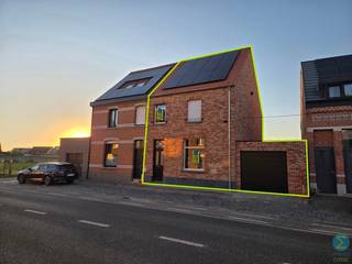 <p><span><strong>Hoogwaardig gerenoveerde woning met 3 slaapkamers en garage.</strong></span><br /><br />Op zoek naar een energiezuinige en instapklare huurwoning met karakter én comfort? Deze prachtig gerenoveerde woning nabij het centrum van Arendonk combineert authenticiteit met moderne luxe en behaalt een uitstekende EPC-score van slechts 31 kWh/m² (label A). Bovendien beschikt de woning over een inpandige garage en een 12-tal zonnepanelen.</p>
<p>We betreden de woning via de inkomhal, waar meteen het authentieke karakter opvalt dankzij de mooie plafondafwerking en stijlvolle tegelvloer. De originele trap, die gezandstraald werd om zijn charme te behouden, leidt naar de eerste verdieping. In de hal bevinden zich ook een apart gastentoilet en de toegang tot de leefruimte.</p>
<p>De open leefruimte biedt dankzij haar indeling en lichtinval tal van mogelijkheden om deze volledig naar eigen smaak in te richten. Aansluitend vinden we de moderne open keuken met praktisch werkeiland, uitgerust met alle hedendaagse comfort (exclusief vaatwasser). Deze kan eenvoudig geïnstalleerd worden in de ruime, naastgelegen voorraadberging, waar zich ook de technische installaties en aansluiting voor de wasmachine bevinden. Via de achteringang is er bovendien ruimte voorzien voor een vestiaire of schoenenkast.</p>
<p>Op het gelijkvloers bevindt zich verder nog een stijlvolle badkamer, uitgerust met een inloopdouche, een badkamermeubel met dubbele wastafel en een extra toilet.</p>
<p>De tuin is noordwest georiënteerd en combineert een aangenaam terras van ca. 12 m² met een onderhoudsvriendelijk gazon van ca. 140 m². Achteraan de tuin bevindt zich een praktische en ruime tuinberging.</p>
<p>Op de eerste verdieping zijn er drie slaapkamers. De twee grootste kamers hebben rechtstreeks toegang tot een apart toilet op deze verdieping. De slaapkamers aan de voorzijde zijn bovendien uitgerust met automatische rolluiken voor extra comfort.</p>
<p>Tot slot is er nog een zolderverdieping, bereikbaar via een val luik met vlizotrap, ideaal als extra bergruimte.</p>
<p><strong>Troeven:</strong></p>
<ul>
<li>EPC label A (31 kWh/m²)</li>
<li>12 zonnepanelen</li>
<li>Inpandige garage</li>
<li>Volledig gerenoveerd met behoud van karakter</li>
<li>3 slaapkamers</li>
<li>Ruime tuin met terras en tuinberging</li>
<li>Rustige ligging nabij centrum Arendonk</li>
</ul>