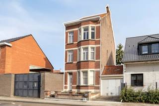 INDELING: <br /><br />Gelijkvloers: <br />- inkomhal<br />- leefruimte met aparte zithoek<br />- ruime keuken met toegang tot de veranda<br />- badkamer<br />- apart toilet<br />- ruime garage (plaats voor 2 wagens achter elkaar)<br />- gezellige tuin met ruim terras<br /><br />Eerste verdieping: <br />- 2 volwaardige slaapkamers<br /><br />Tweede verdieping: <br />- 2 volwaardige slaapkamers<br /><br />Zolderverdieping te bereiken via vaste trap en mogelijk om verder in te richten. <br />Daarnaast is ook nog een kelder aanwezig. <br /><br />Meer info of interesse in een bezoek? <br />Contacteer Sarah - 0493 25 46 80 - sarah.hanson@dewaele.com<br /><br />Bestuursmaatregelen in het maatregelenregister: nee<br /><br />Deze AI-visualisaties zijn bedoeld als inspiratie. Er werd geen rekening gehouden met technische specificaties, stedenbouwkundige voorschriften of de concrete mogelijkheden tot realisatie.